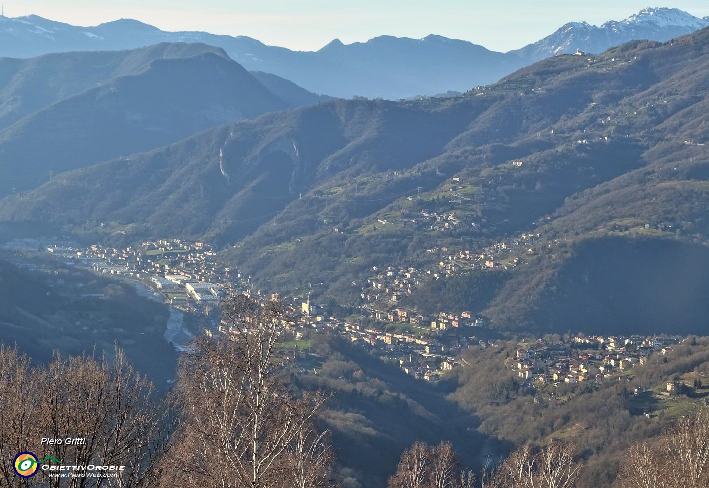 88 Dai pratoni delle 'Stalle Foldone' (850 m) splendida vista panoramica sulla conca di Zogno.JPG